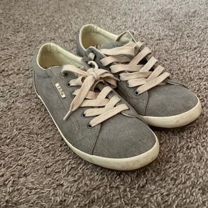 Taos Star size 9 Gray Shoes